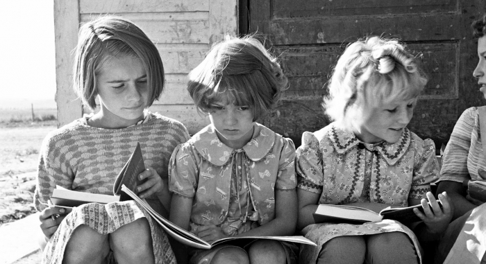 dorothea-lange-girls-of-lincoln-bench-school-study-their-reading-lesson.-near-ontario-malheur-county-oregon-1939-1