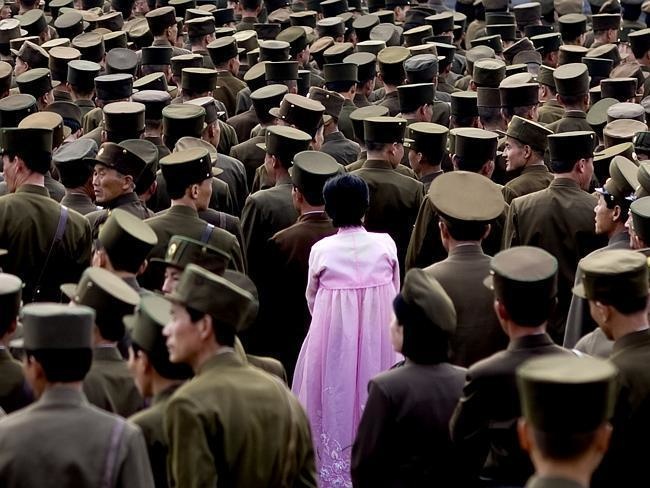 pictures-of-the-army-are-banned-so-this-woman-in-pink-is-an-incredibly-rare-sight-2